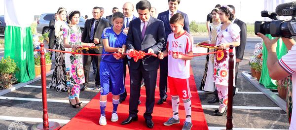 Рустами Эмомалӣ зини ифтитоҳи майдонҳои футбол. Акс аз бойгонӣ - Sputnik Тоҷикистон