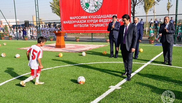 Рустам Эмомали открыл новые поля для мини-футбола в Курган-Тюбе и Дангаре - Sputnik Тоҷикистон