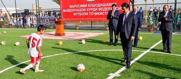 Рустам Эмомали открыл новые поля для мини-футбола в Курган-Тюбе и Дангаре Рустам Эмомали открыл новые поля для мини-футбола в Курган-Тюбе и Дангаре - Sputnik Тоҷикистон
