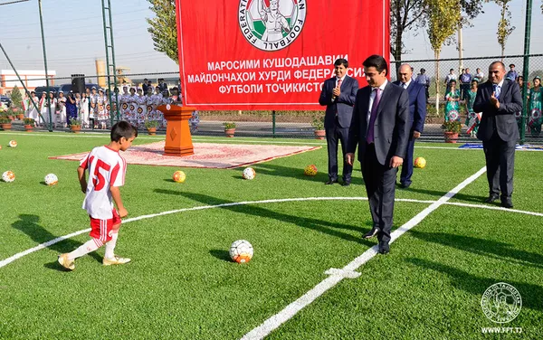 Рустами Эмомалӣ дар майдони футбол саргарми бозӣ бо футболбози наврас - Sputnik Тоҷикистон