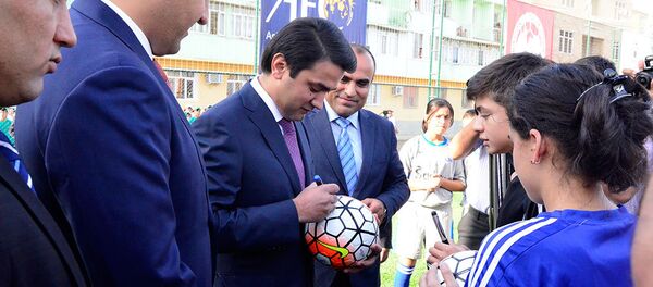 Рустам Эмомали открыл новые поля для мини-футбола в Курган-Тюбе и Дангаре Рустам Эмомали открыл новые поля для мини-футбола в Курган-Тюбе и Дангаре - Sputnik Тоҷикистон