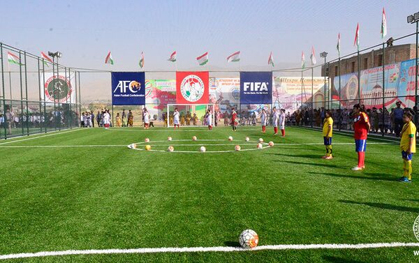 Рустам Эмомали открыл новые поля для мини-футбола в Курган-Тюбе и Дангаре - Sputnik Таджикистан
