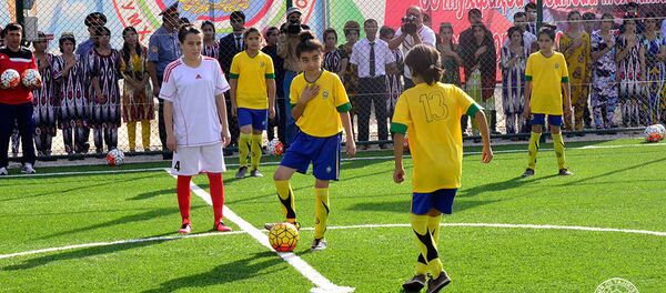 Рустам Эмомали открыл новые поля для мини-футбола в Курган-Тюбе и Дангаре Рустам Эмомали открыл новые поля для мини-футбола в Курган-Тюбе и Дангаре - Sputnik Таджикистан