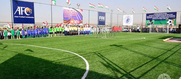 Рустам Эмомали открыл новые поля для мини-футбола в Курган-Тюбе и Дангаре Рустам Эмомали открыл новые поля для мини-футбола в Курган-Тюбе и Дангаре - Sputnik Тоҷикистон