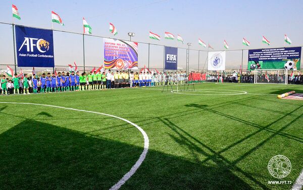 Рустам Эмомали открыл новые поля для мини-футбола в Курган-Тюбе и Дангаре - Sputnik Таджикистан