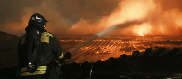 Тушение пожара, архивное фото Тушение пожара, архивное фото - Sputnik Таджикистан