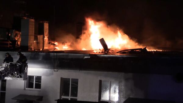 Спасатели МЧС тушили крупный пожар на складе в Москве. Кадры с места ЧП - Sputnik Таджикистан