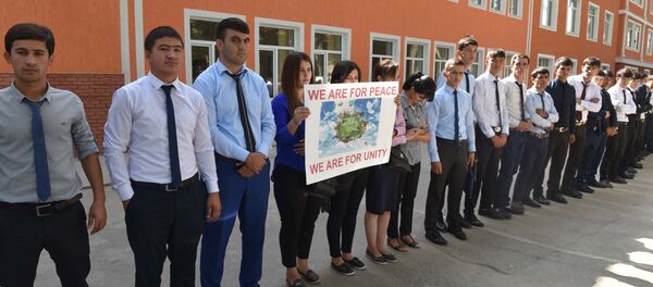 Донишҷӯёни тоҷик зидди ҳузури ҲНИТ ва Гурӯҳи 24 дар ҷаласаи Варшава эътироз карданд. Акс аз бойгонӣ - Sputnik Тоҷикистон