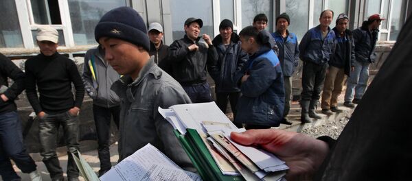 Санҷиши ҳуҷҷатҳо. Акс аз бойгонӣ - Sputnik Тоҷикистон