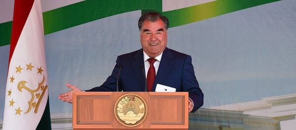 Эмомалӣ Раҳмон президенти ҶТ ҳангоми суханронӣ дар ноҳияи Лахш. Акс аз бойгонӣ Эмомалӣ Раҳмон президенти ҶТ ҳангоми суханронӣ дар ноҳияи Лахш. Акс аз бойгонӣ - Sputnik Тоҷикистон