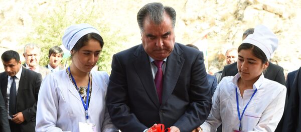 Ифтитоҳи коллеҷи тиббӣ дар ноҳияи Рашт бо иштироки Эмомалӣ Раҳмон. Акс аз бойгонӣ - Sputnik Тоҷикистон