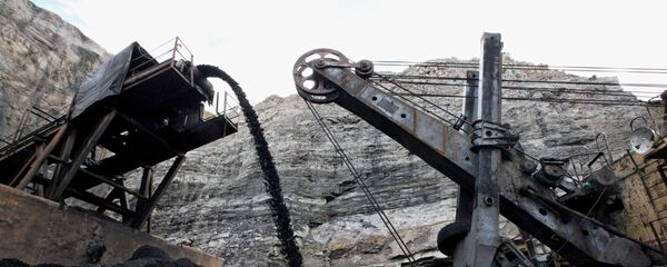 Добыча угля, архивное фото Добыча угля, архивное фото - Sputnik Тоҷикистон