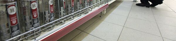 Бутылки с водкой на полке магазина, архивное фото - Sputnik Таджикистан