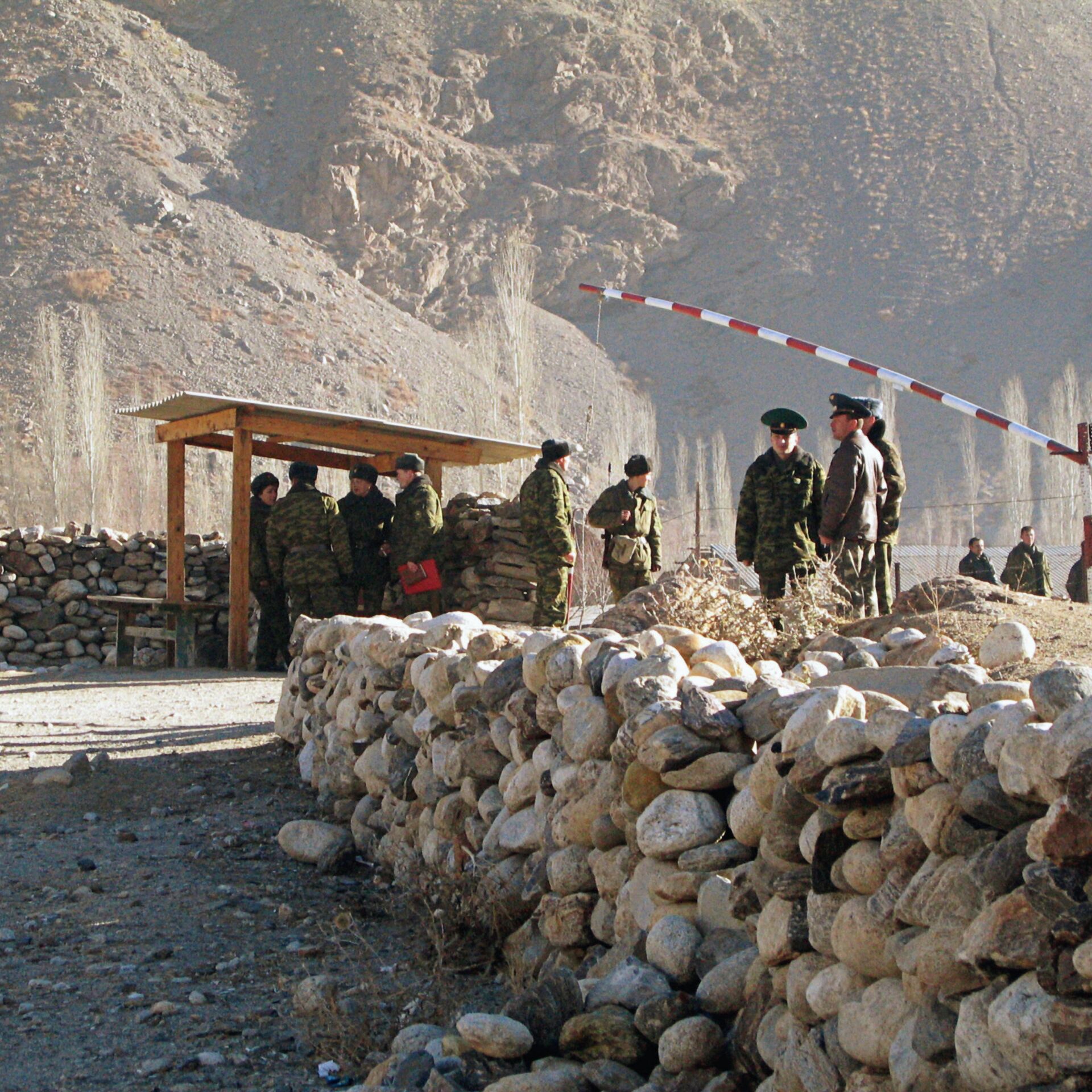 Пост на таджикский. Таджикско Афганская граница Пяндж. Таджико-Афганская граница 1998. Граница Таджикистана и Афганистана. Погранзастава Таджикистан Афганистан.