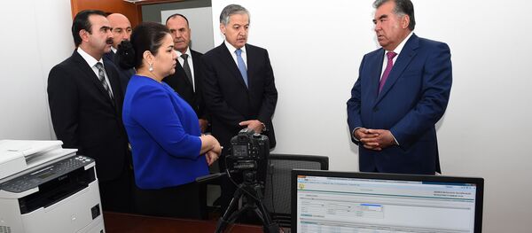 Эмомалӣ Раҳмон зимни ифтитоҳи бинои нави Сараёсати консулии ВКХ. Акс аз бойгонӣ - Sputnik Тоҷикистон