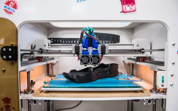 Дастгоҳ бо истифода аз технологияҳои иловагии 3D-чопкунак омода шуда, аз батария, алоқаи Bluetooth ва идоракунии электронӣ иборат аст. Дастгоҳ бо истифода аз технологияҳои иловагии 3D-чопкунак омода шуда, аз батария, алоқаи Bluetooth ва идоракунии электронӣ иборат аст. - Sputnik Тоҷикистон