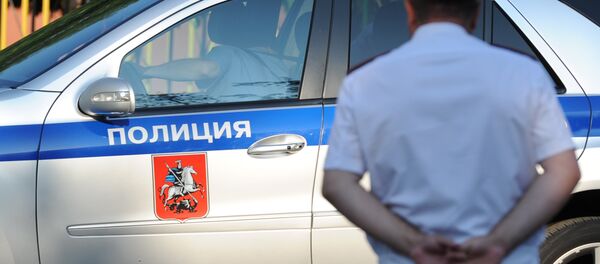 Полицейский автомобиль и сотрудник полиции, архивное фото Полицейский автомобиль и сотрудник полиции, архивное фото - Sputnik Таджикистан