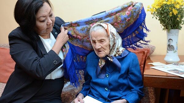 Представитель президента Кыргызстана поздравил граждан с международным днем пожилых людей - Sputnik Таджикистан