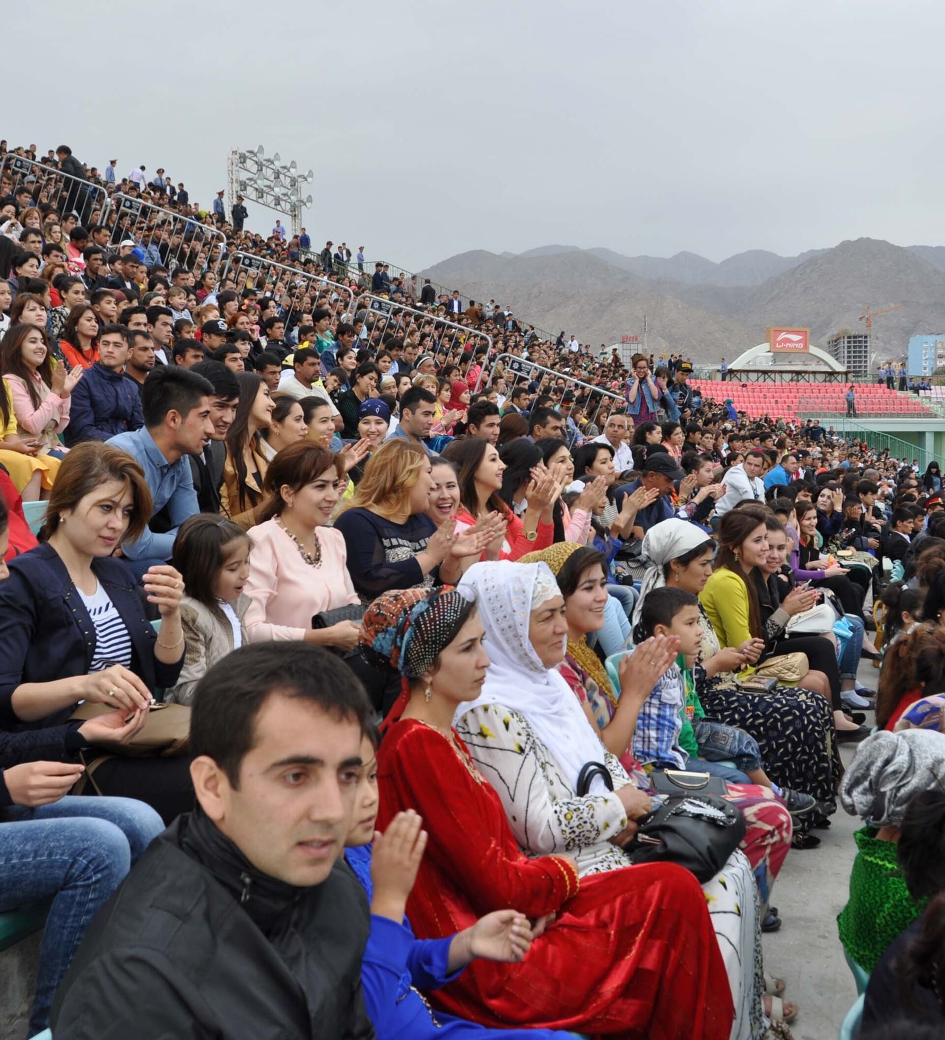 Население таджикистана на 2024 год. Стадион 20 летия независимости Худжанд. Худжанд Таджикистан население. Население города Худжанда. Худжанд жители.