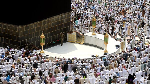 Паломники становятся на молитву вокруг Каабы в мечети Масджид аль-Харам в Мекке, архивное фото - Sputnik Тоҷикистон