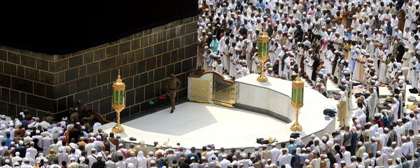 Паломники становятся на молитву вокруг Каабы в мечети Масджид аль-Харам в Мекке, архивное фото - Sputnik Тоҷикистон