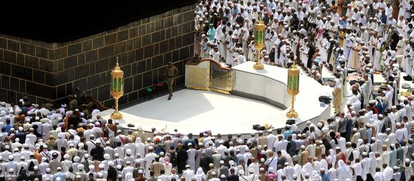 Паломники становятся на молитву вокруг Каабы в мечети Масджид аль-Харам в Мекке, архивное фото - Sputnik Тоҷикистон