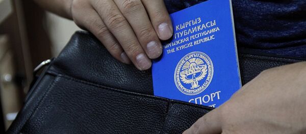 Шиносномаи шаҳрванди Қирғизистон, акс аз бойгонӣ - Sputnik Тоҷикистон