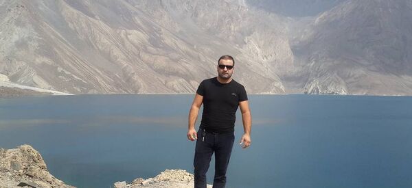 Музаффари Имомдод дар назди кӯли Сарез. Акс аз бойгонӣ - Sputnik Тоҷикистон