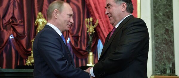 Владимир Путин ва Эмомалӣ Раҳмон, акс аз бойгонӣ - Sputnik Тоҷикистон