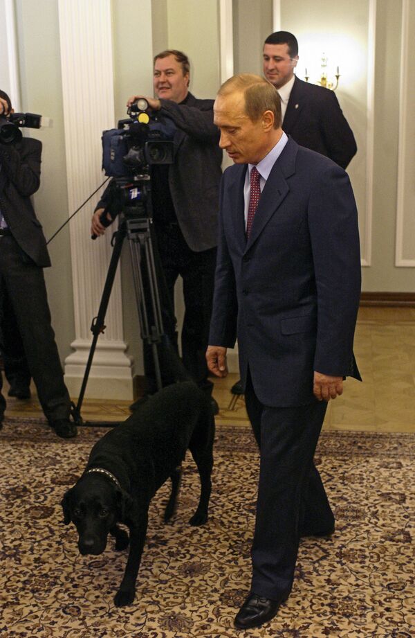 Президент РФ Владимир Путин со своей любимой собакой Кони в Ново-Огарево - Sputnik Таджикистан
