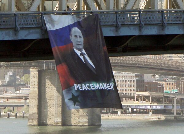 Плакат с изображением Владимира Путина на мосту в Нью-Йорке - Sputnik Таджикистан