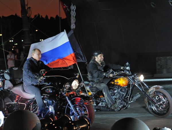 Владимир Путин на 16-м байк-фестивале в Новороссийске - Sputnik Таджикистан