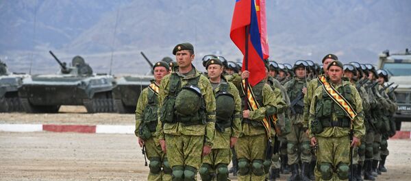 Военнослужащие на военной базе, архивное фото - Sputnik Тоҷикистон