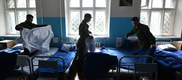 Военнослужащие запаса заправляют свои кровати в казарме, архивное фото - Sputnik Тоҷикистон