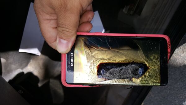 Сгоревший смартфон Galaxy Note 7, архивное фото - Sputnik Таджикистан