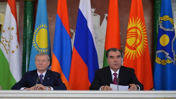 Президент Таджикистана Эмомали Рахмон (справа) и генеральный секретарь ОДКБ Николай Бордюжа, архивное фото - Sputnik Таджикистан