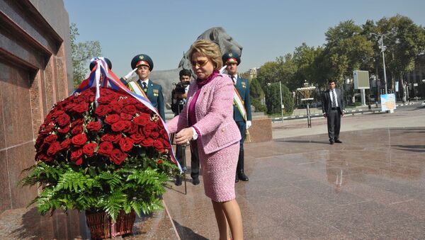 Валентина Матвиенко возложила цветы к памятнику Исмоила Сомони - Sputnik Таджикистан