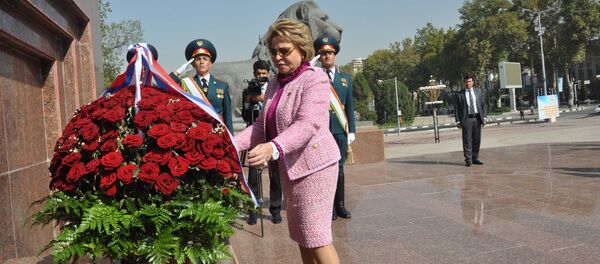 Валентина Матвиенко назди муҷассамаи Исмоили Сомонӣ гулчанбар гузошт. Акс аз бойгонӣ - Sputnik Тоҷикистон