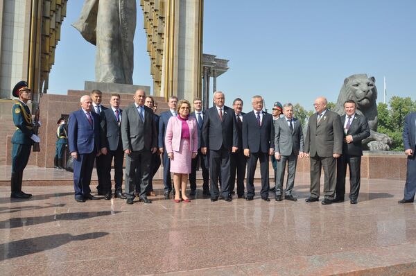 Валентина Матвиенко возложила цветы к памятнику Исмоила Сомони - Sputnik Таджикистан