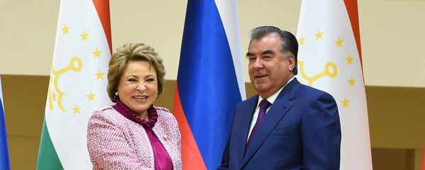 Вохӯрии Эмомалӣ Раҳмон ва Валентина Матвиенко. Акс аз бойгонӣ - Sputnik Тоҷикистон
