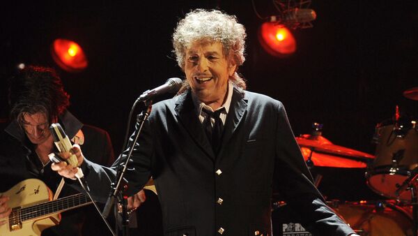 Боб Дилан во время выступления в Лос-Анджелесе, архивное фото - Sputnik Таджикистан