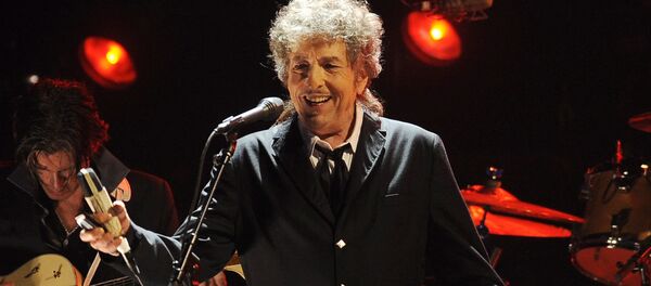 Боб Дилан во время выступления в Лос-Анджелесе, архивное фото - Sputnik Таджикистан
