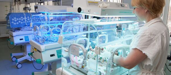 Дар таваллудхона. Акс аз бойгонӣ - Sputnik Тоҷикистон