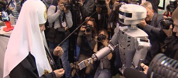 Робот Федор протянул руку Патриарху Кириллу на выставке православного форума - Sputnik Таджикистан