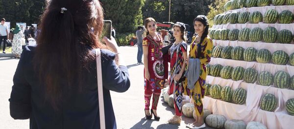 Жительницы Душанбе, архивное фото - Sputnik Таджикистан