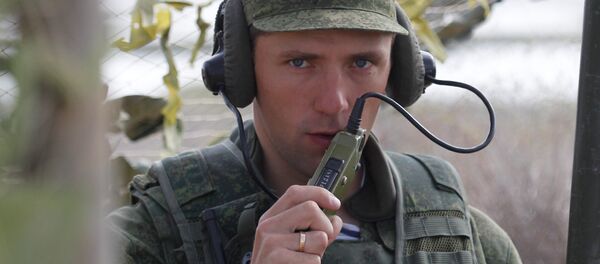 Российский военнослужащий выходит на связь на командном пункте во время военных учений, архивное фото Российский военнослужащий выходит на связь на командном пункте во время военных учений, архивное фото - Sputnik Таджикистан