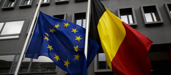 Флаги Бельгии и Евросоюза, архивное фото Флаги Бельгии и Евросоюза, архивное фото - Sputnik Таджикистан