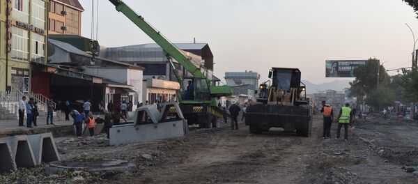 Ремонт дороги в Душанбе, архивное фото Ремонт дороги в Душанбе, архивное фото - Sputnik Таджикистан