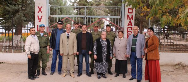 201 база передала 450 книг кулябской школе 201 база передала 450 книг кулябской школе - Sputnik Таджикистан