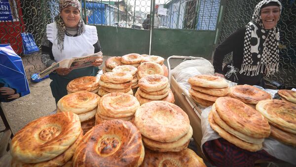 Продавщицы свежего хлеба, архивное фото - Sputnik Таджикистан